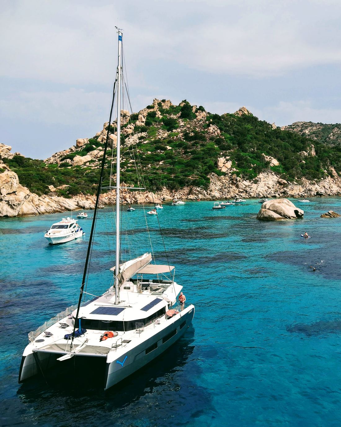 Catamarán fondeado en una cala de aguas turquesa en el norte de Cerdeña