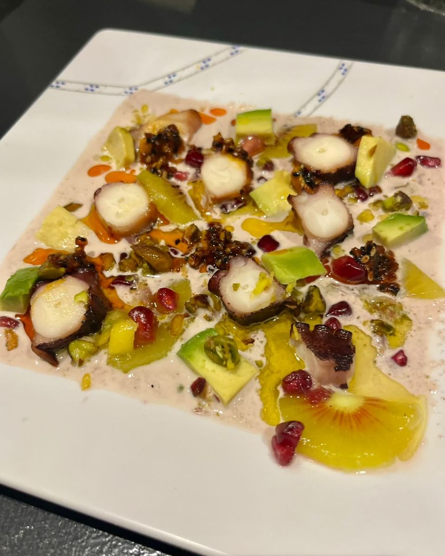Carpaccio de pulpo con palta, granada y pistachos