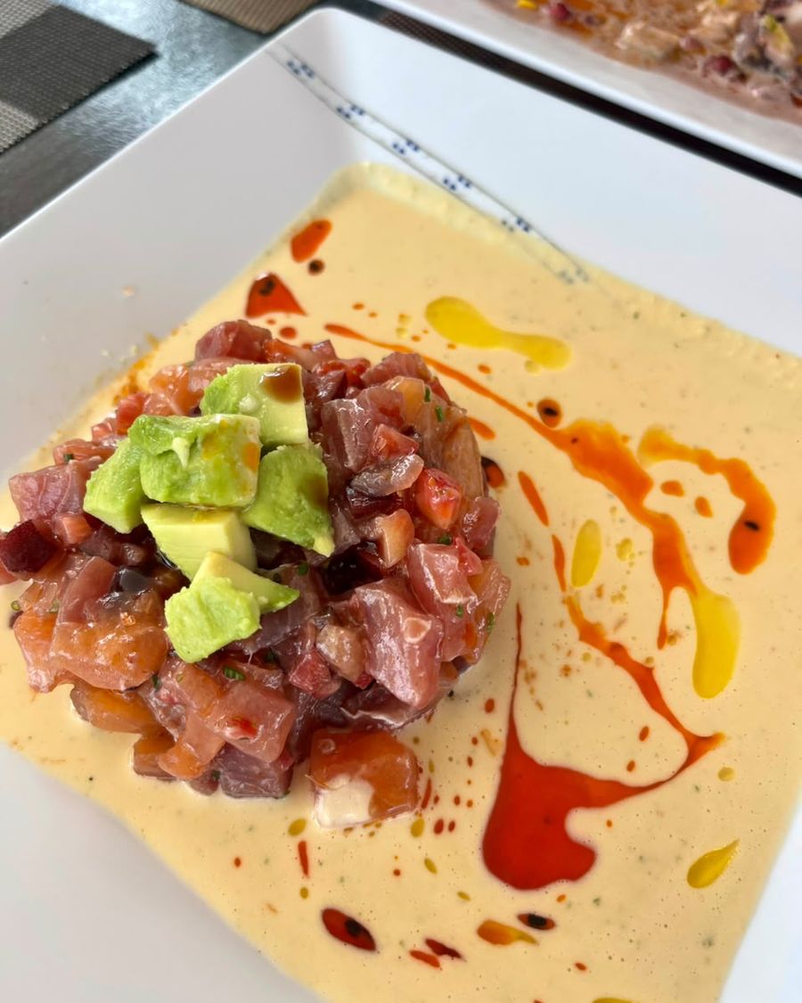 Tartar de atún y salmón con palta sobre crema
