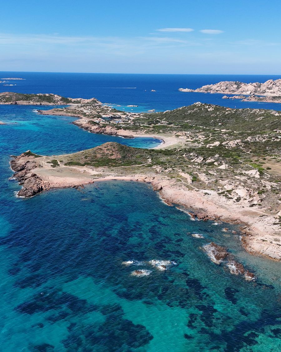 Vista aérea de una costa de aguas turquesa en el norte de Cerdeña