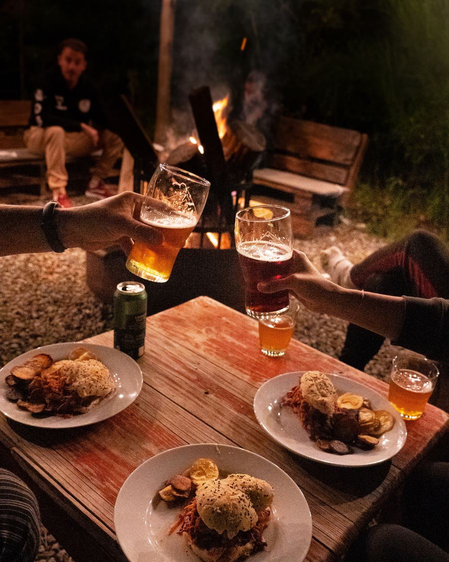 Cena del grupo junto al fuego en el Refugio del Lobo