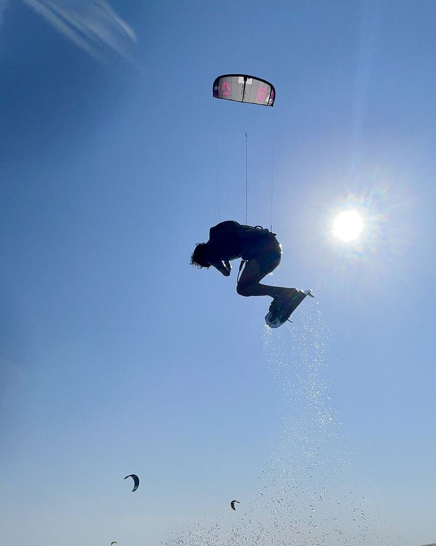 Salto de kite en una playa del norte de Cerdeña