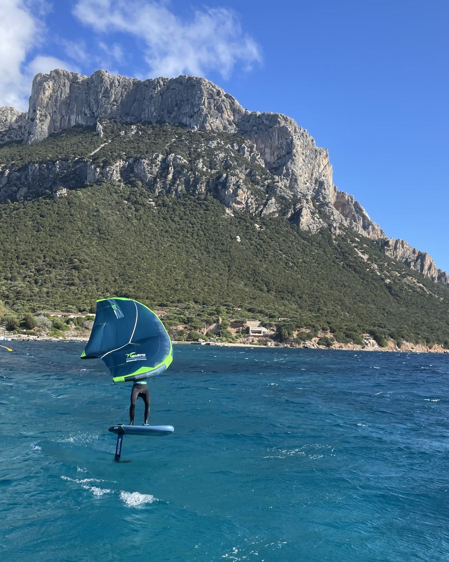 Wingfoil frente a la isla de Tavolara
