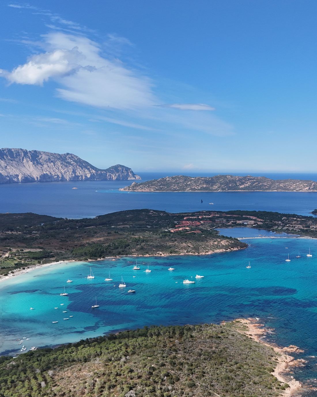 Bahía turquesa del norte de Cerdeña con la isla de Tavolara al fondo