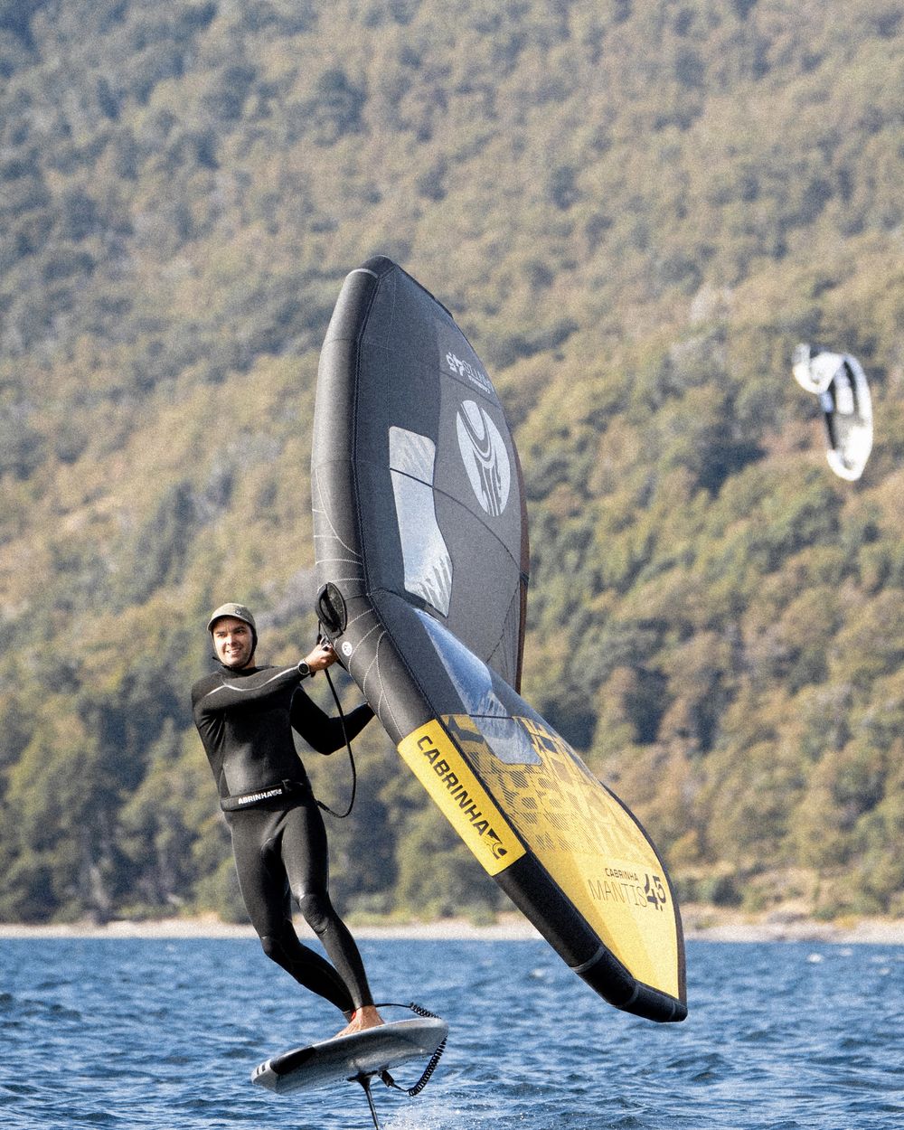 Pablo Völker navegando en wingfoil en el lago Lácar
