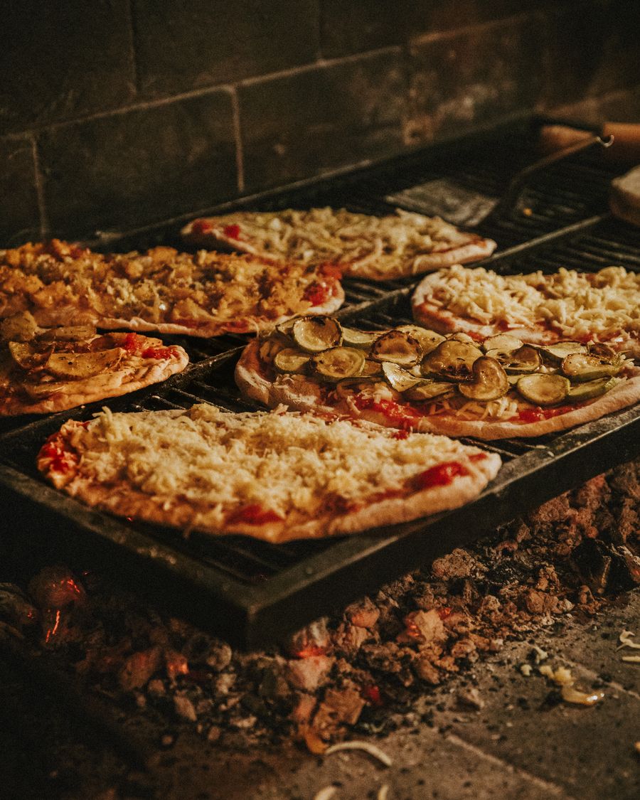 Pizzas a la parrilla sobre las brasas
