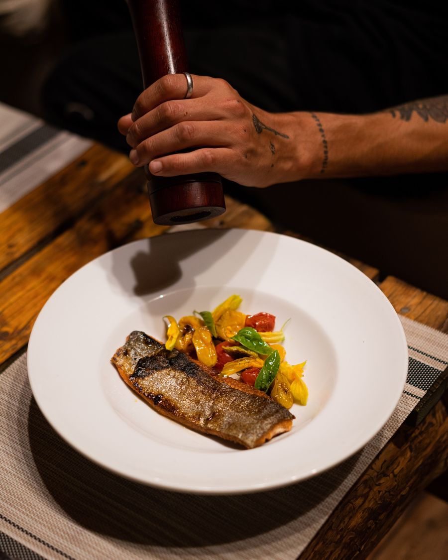 Trucha a la plancha con vegetales, servida en el Refugio del Lobo